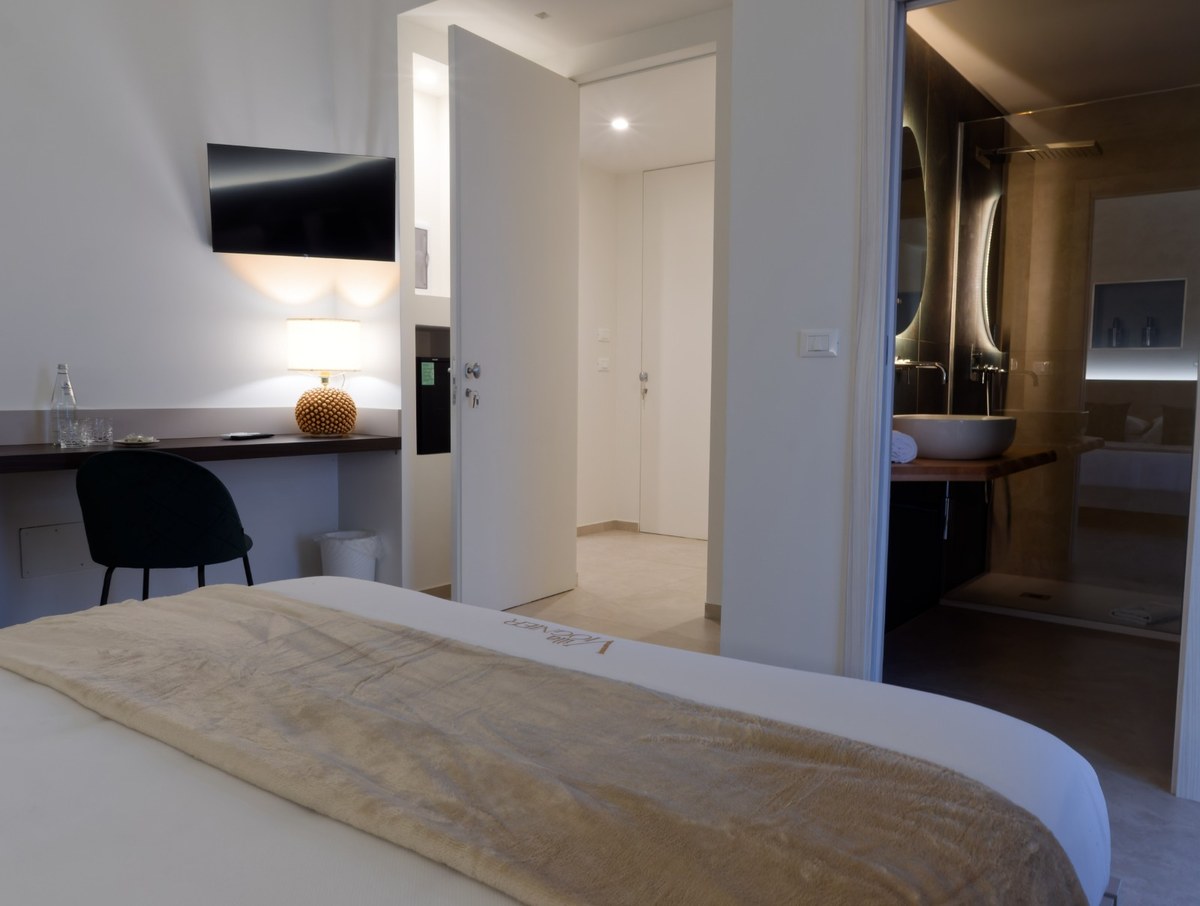 Suite Caricante with a desk and access to its private bathroom