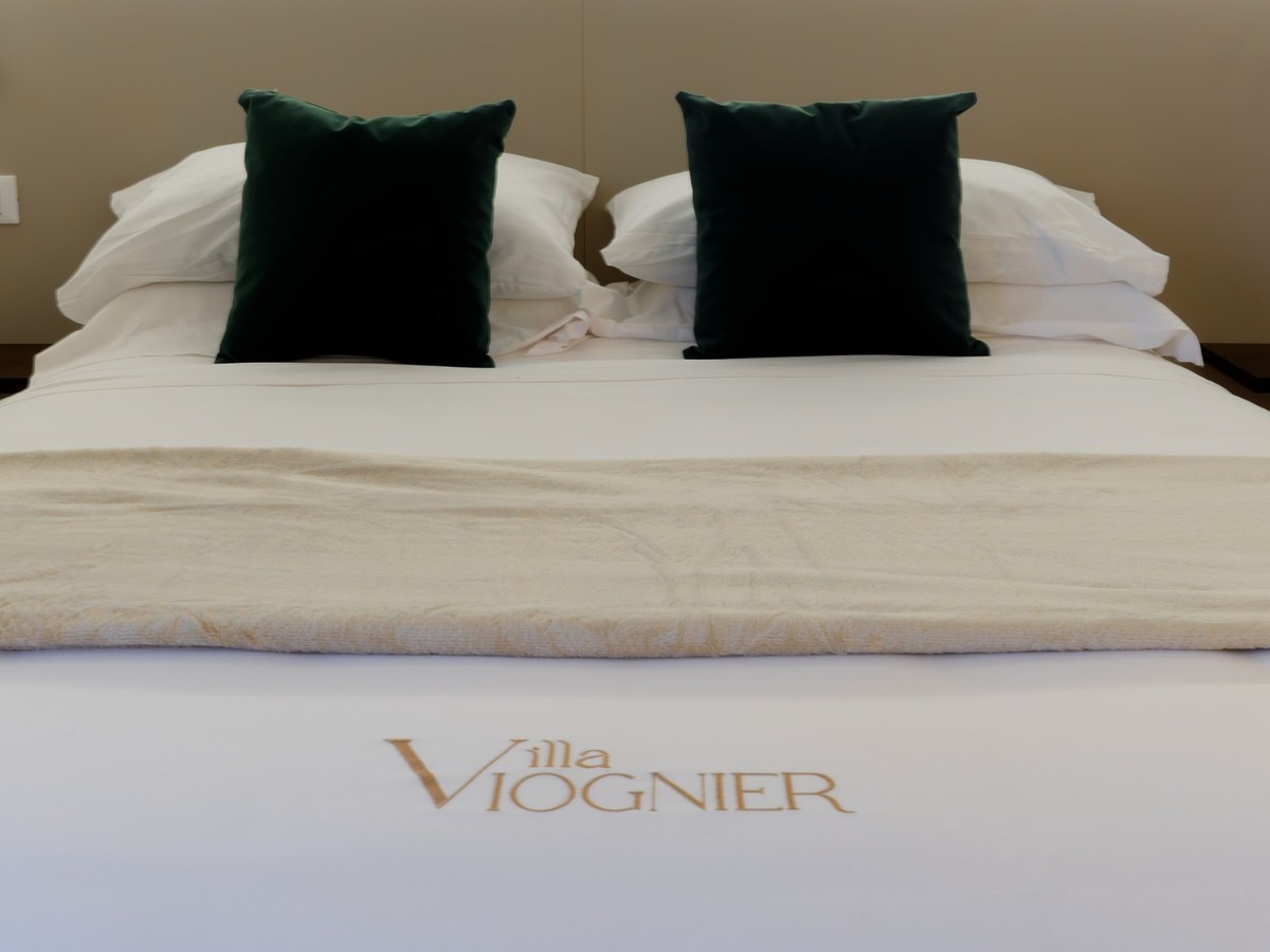 The double bed in Suite Caricante with Villa Viognier linens