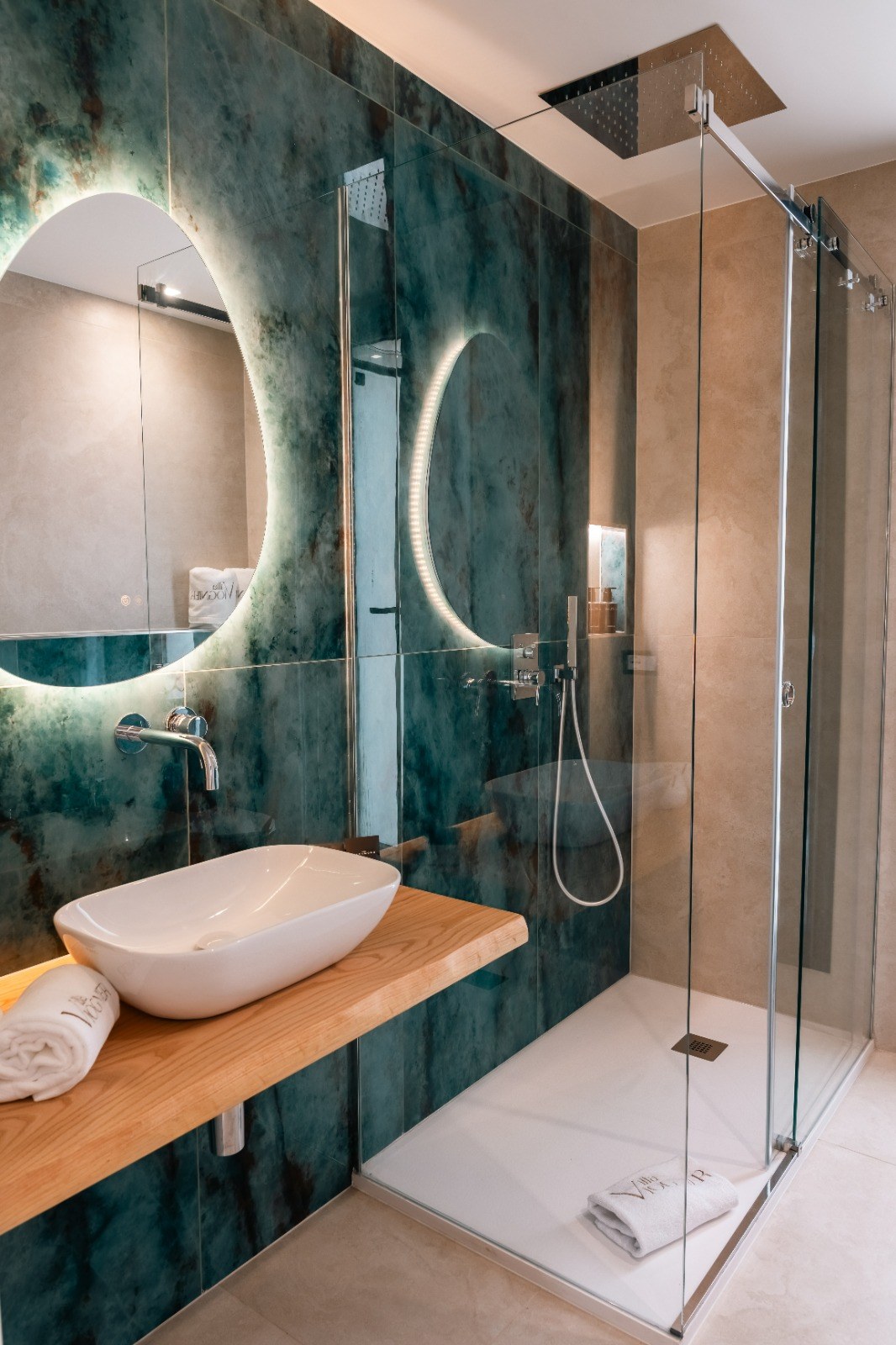 Il bagno privato di Malvasia con doccia e specchio illuminato