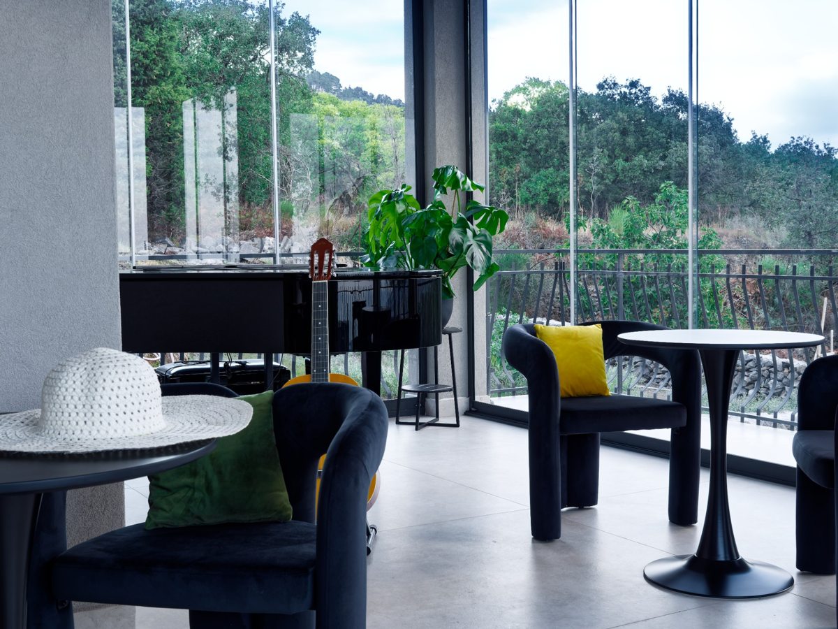 Armchairs and small tables in the winter garden